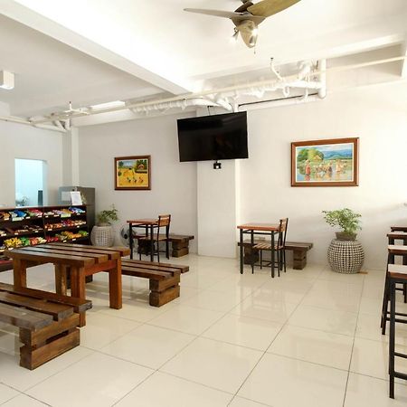 Reddoorz Near V Mapa Station Hotel Манила Екстериор снимка