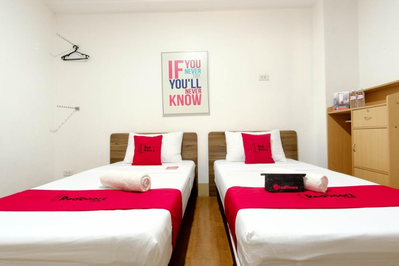 Reddoorz Near V Mapa Station Hotel Манила Екстериор снимка